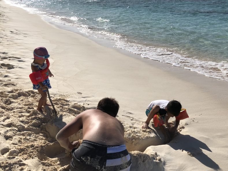リティディアンビーチ　グアム　ビーチ　一番きれい 砂遊び