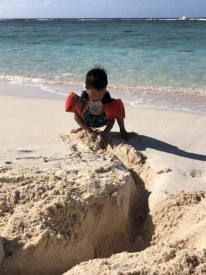 リティディアンビーチ　グアム　ビーチ　一番きれい 砂遊び